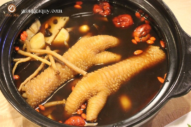 Món canh gà đông tảo rau quế